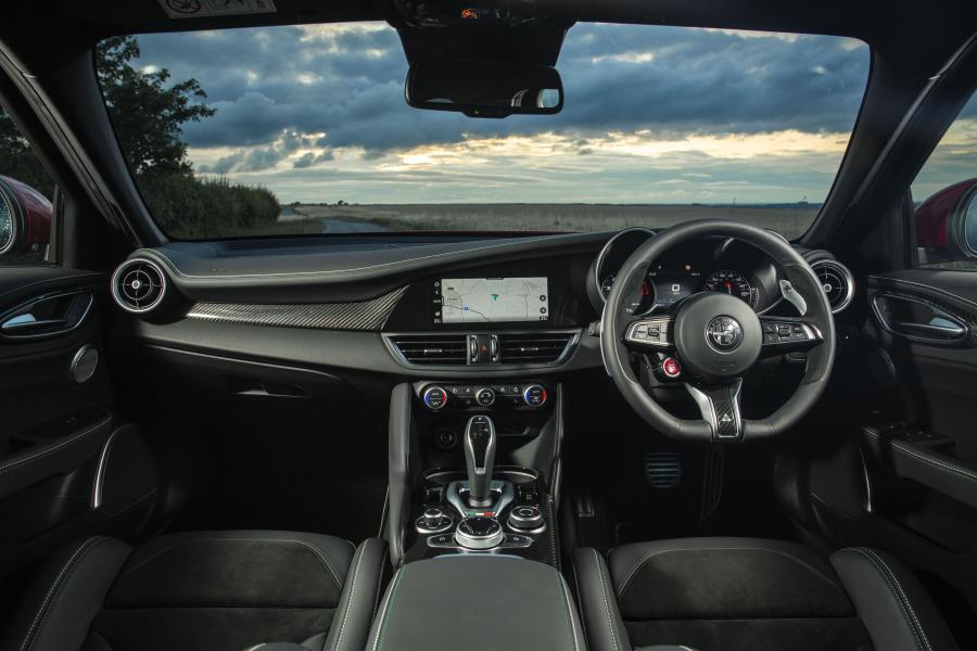 Торпедо Alfa Romeo Giulia Quadrifoglio (952) 2020 года  (UK) (фото 22 из 34)